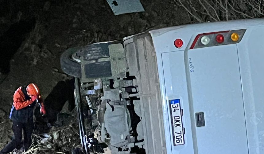 SİİRT’İN ŞİRVAN İLÇESİNDE İŞÇİ SERVİSİ UÇURUMA YUVARLANDI: 15 YARALI