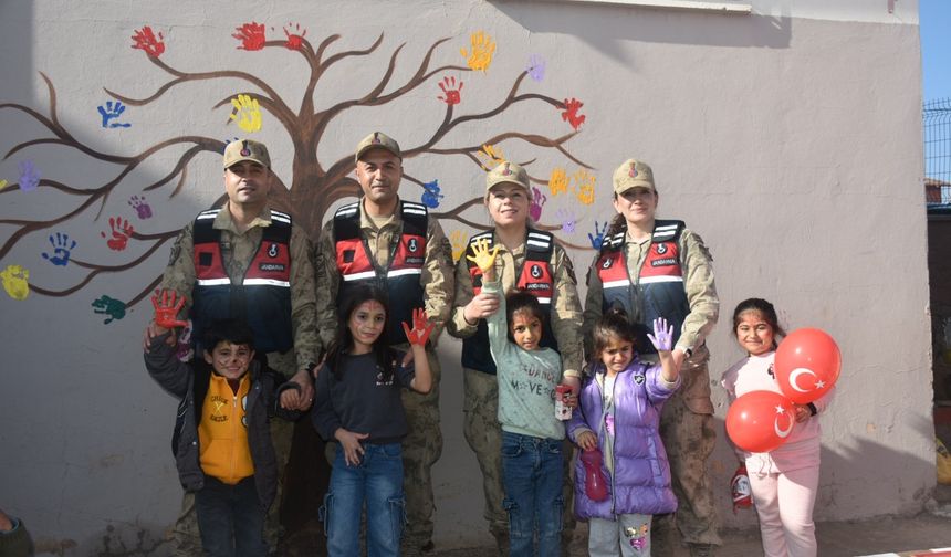 SİİRT İL JANDARMA KOMUTANLIĞI’NDAN DÜNYA ÇOCUK HAKLARI GÜNÜ’NDE FARKINDALIK ETKİNLİKLERİ