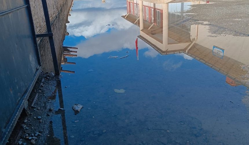 Aktaş İlkokulu’nun Bahçesi Göle Döndü: Köy Sakinlerinden Yetkililere Çağrı