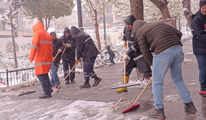 SİİRT BELEDİYESİNDEN KARLA MÜCADELE SEFERBERLİĞİ!