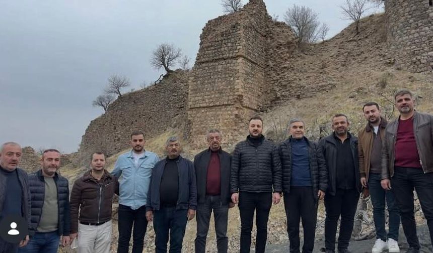 AK Parti İl Başkanı Özturan, Kormas Kalesi’nde İncelemelerde Bulundu