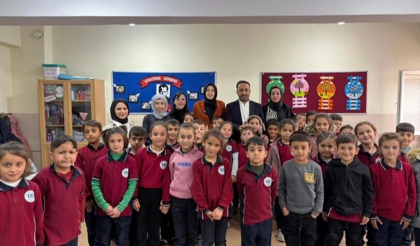 AK Parti Kadın Kolları’ndan Öğrencilere Mont ve Kırtasiye Desteği