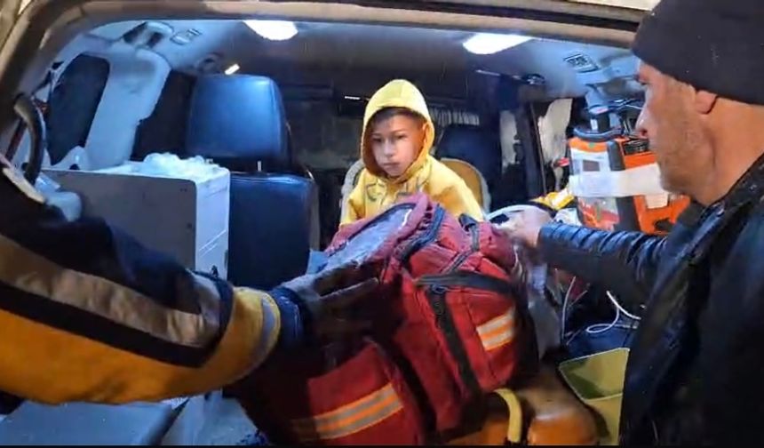 Karla Kapalı Yol Açıldı, 8 Yaşındaki Beytullah Ambulansla Hastaneye Ulaştırıldı
