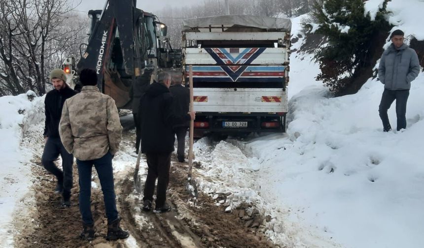 Siirt’te Karla Mücadele ve Yol Açma Çalışmaları Aralıksız Sürüyor