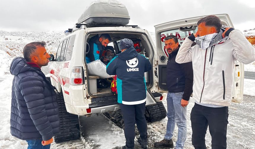 Siirt’te Merkeze Bağlı 14 Köy Yolu Ulaşıma Açıldı, Hasta Vatandaş Kurtarıldı