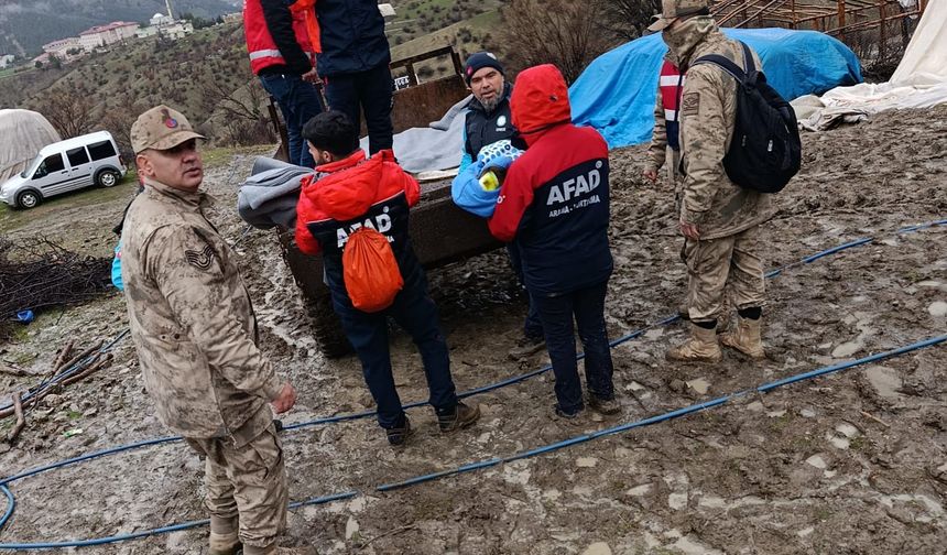 Siirt’te Fırtına Çadır ve Barınakları Yıktı: 20 Kişilik Aile Tahliye Edildi