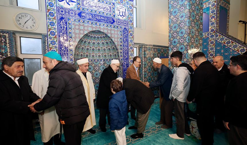 VALİ KIZILKAYA, BAYRAM NAMAZI SONRASI VATANDAŞLARLA BAYRAMLAŞTI