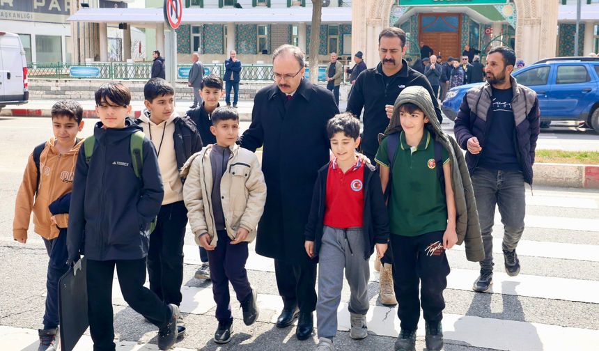 Vali Kızılkaya, Cami Çıkışında Çocuklarla Bir Araya Geldi