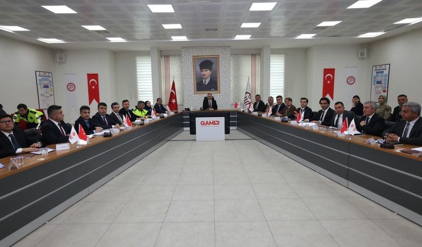 VALİ KIZILKAYA BAŞKANLIĞINDA OKUL GÜVENLİĞİ TOPLANTISI GERÇEKLEŞTİRİLDİ