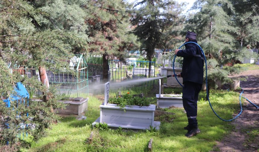 SİİRT’TE YEŞİL ALANLAR VE MEZARLIKLARDA BAHAR BAKIM ÇALIŞMALARI SÜRÜYOR