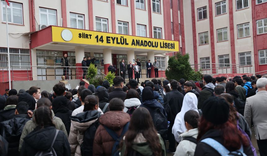 VALİ KIZILKAYA, ÖĞRENCİLERLE BAYRAK TÖRENİNDE BULUŞTU