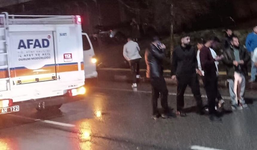 SİİRT’TE SIKIŞMALI TRAFİK KAZASI: 3 YARALI KURTARILDI