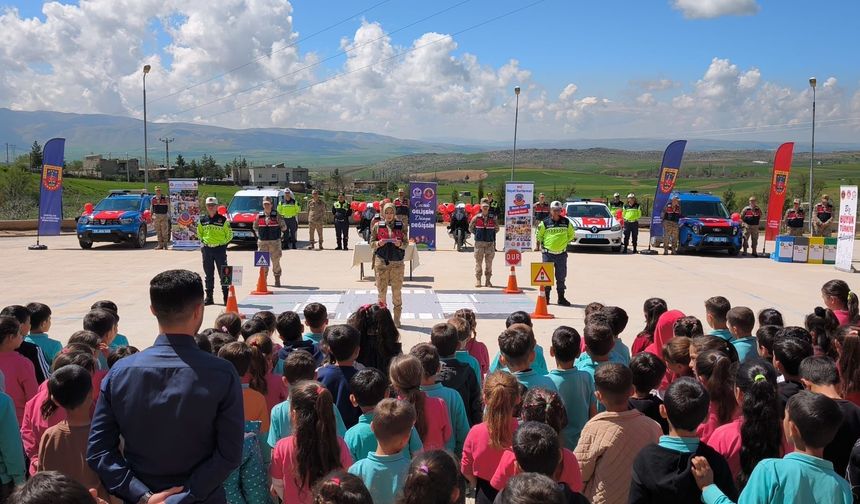 Siirt’te Jandarma Öğrencileri Hem Eğitti Hem Eğlendirdi