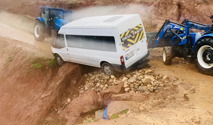 ŞİRVAN, PERVARİ VE ERUH’TA YAĞIŞ ETKİSİ: YOLLAR KAPANDI, EKİPLER MÜDAHALE ETTİ