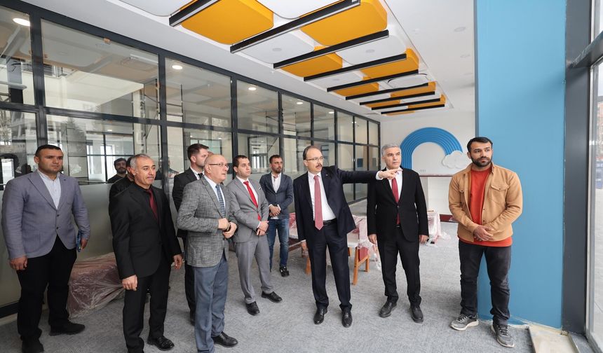 VALİ KIZILKAYA, SİİRT’TE İL HALK KÜTÜPHANESİ İNŞAATINDA İNCELEMELERDE BULUNDU