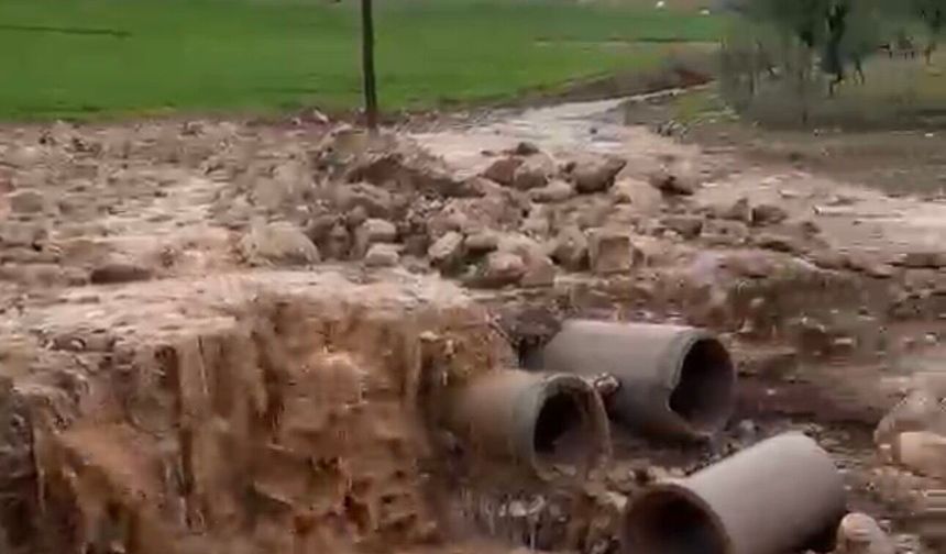 KONAKPINAR KÖYÜ YAĞIŞLARA TESLİM: YOLLAR KULLANILAMAZ HALE GELDİ