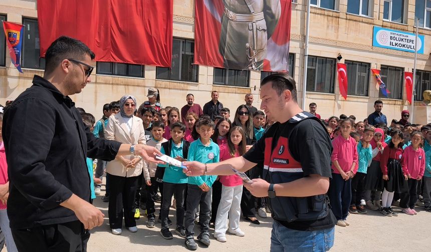 Siirt’te Jandarmadan Öğrenci ve Velilere Siber Güvenlik Eğitimi