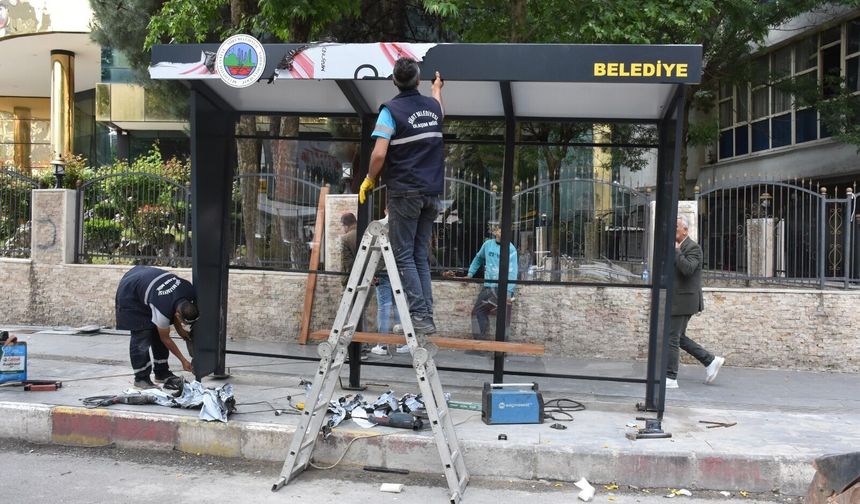 SİİRT’TE TOPLU ULAŞIM DURAKLARI YENİLENİYOR