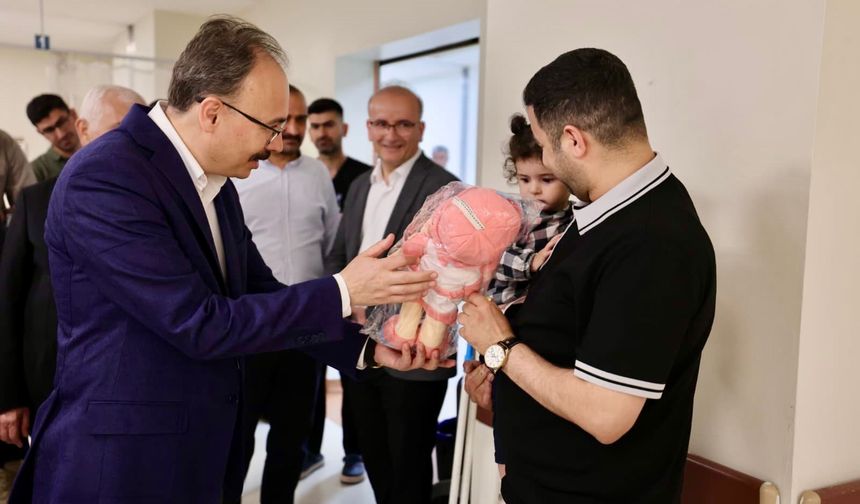 VALİ KIZILKAYA’DAN GÖREV BAŞINDAKİ PERSONELE BAYRAM ZİYARETİ...!