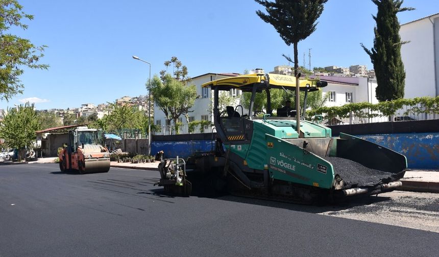 SİİRT’TE ULAŞIM KONFORUNU ARTIRAN ASFALT ÇALIŞMALARI ARALIKSIZ SÜRÜYOR