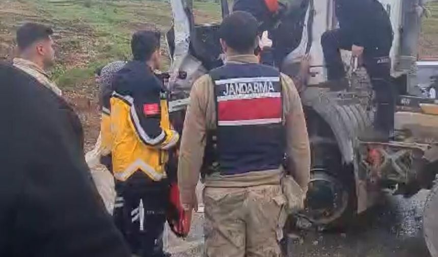 Eruh Girişinde Beton Mikseri Kazası: Sürücü Ağır Yaralandı