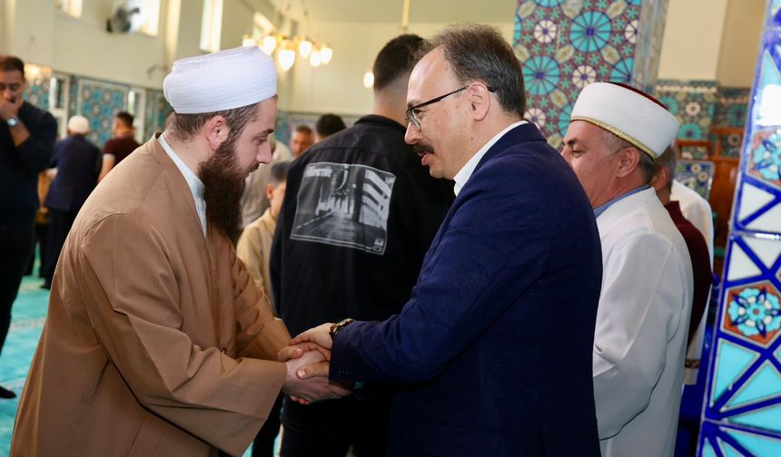 Vali Kızılkaya Bayram Namazı Sonrası Vatandaşlarla Bayramlaştı