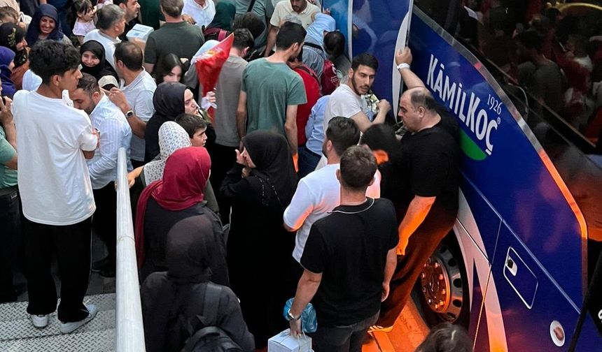 Kutsal Topraklardan Dönen Hacılar Siirt’te Dualarla Karşılandı