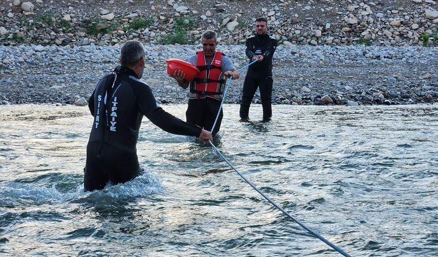 Siirt Kezer Çayı'nda Sular Aniden Yükseldi: Mahsur Kalan 8 Kişiyi İtfaiye Kurtardı