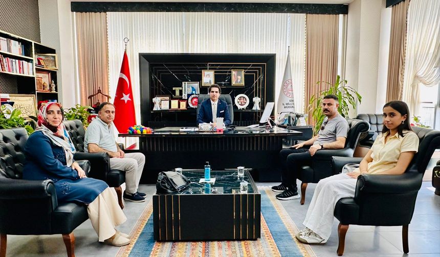LGS Türkiye Birincisi Feyza Akbaş, İl Millî Eğitim Müdürü İlhan Saz’ı Ziyaret Etti
