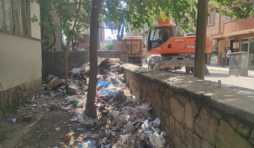 Siirt Belediyesi’nden Çöp Evde Temizlik ve İlaçlama Çalışması