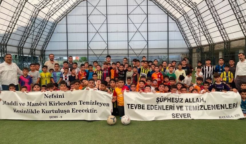 Molla İhsan Erdal Erkek Kur’an Kursu Öğrencilerinden Anlamlı Pankartlar